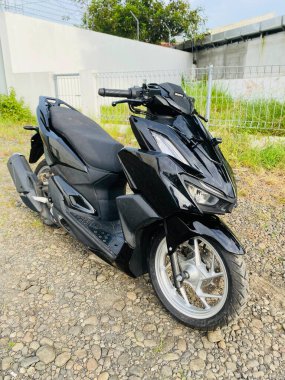 Motosiklet şehre park edilmiş.