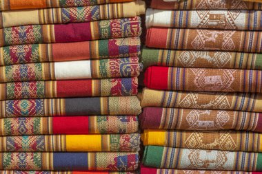 And sanatçılarının yaptığı korumalı renkli battaniyeler..