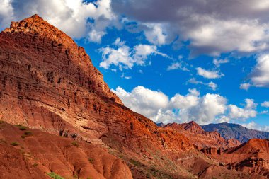 Kurak ve engebeli bir tepenin duvarı, büyük bir aşınma ve bulutlu bir gökyüzü..