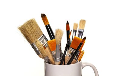 Beyaz arkaplanda farklı türde ve renkte dikey konumda fırçalar.