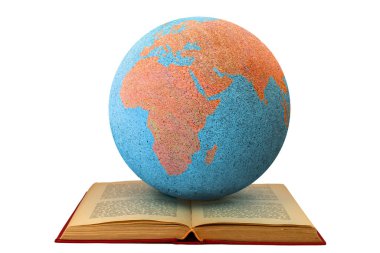 Afrika ve Avrupa 'yı görebileceğiniz açık bir kitaptaki dünya: çalışma ve öğrenme kavramı. Açık kitap okumayı, çalışmayı ve küresel öğrenmeyi sembolize eder..