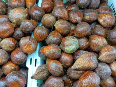 pazarda taze ve organik meyveler