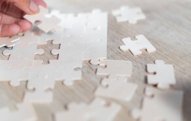 Boş jigsaw puzzle parçası tutan el