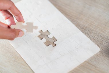 Boş jigsaw puzzle parçası tutan el
