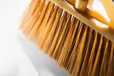 Evi süpürgeyle süpürüyor.