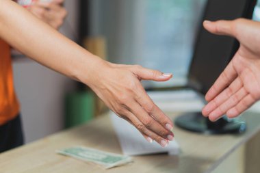 Erkek ve kadın el sıkışıyor.