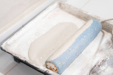 Boya silindirli erkek el boyası duvar.