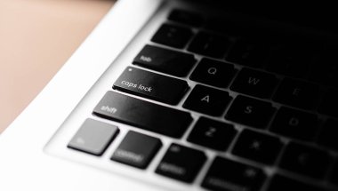 Yaratıcı Yaratıcılık Web Tasarım Masası. Ahşap zemin üzerinde kitaplar, dizüstü bilgisayarlar ve gözlükler var.