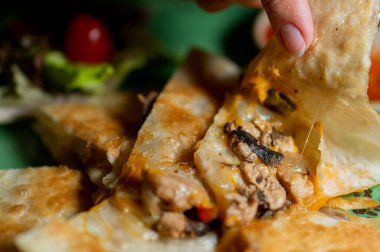 İtalyan Mozzarella Pizza Siyah Masada, Top View, Çalışmak için el ve dizüstü bilgisayarı kapatın