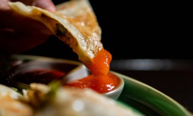 İtalyan Mozzarella Pizza Siyah Masada, Top View, Çalışmak için el ve dizüstü bilgisayarı kapatın