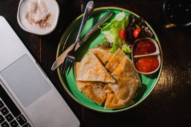 İtalyan Mozzarella Pizza Siyah Masada, Top View, Çalışmak için el ve dizüstü bilgisayarı kapatın