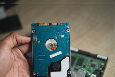 Siber veri saldırısı kavramı: bozuk dizüstü bilgisayar, çökme anakart, bellek sabit diski elektronik donanım sorunları