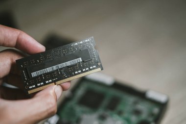 Siber veri saldırısı kavramı: bozuk dizüstü bilgisayar, çökme anakart, bellek sabit diski elektronik donanım sorunları