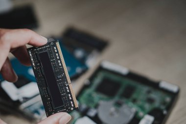 Siber veri saldırısı kavramı: bozuk dizüstü bilgisayar, çökme anakart, bellek sabit diski elektronik donanım sorunları