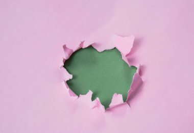 Yeşil kopya alanı olan yırtılmış ya da yırtılmış pembe kağıt çerçeve