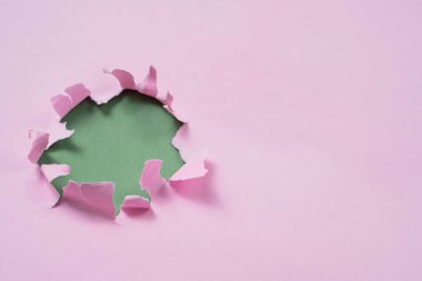 Yeşil kopya alanı olan yırtılmış ya da yırtılmış pembe kağıt çerçeve