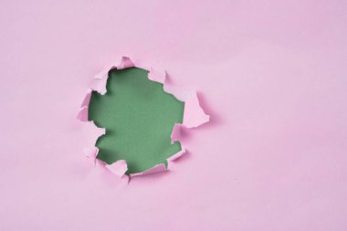 Yeşil kopya alanı olan yırtılmış ya da yırtılmış pembe kağıt çerçeve