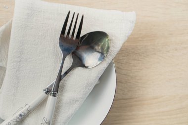 Çamaşır peçetesinde Gümüş çatal bıçak seti yüksek açılı görünümü