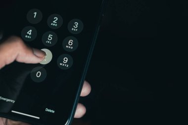 Bir cep telefonunun ekranına giriş için parola - siber güvenlik kavramı