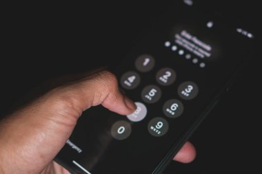 Bir cep telefonunun ekranına giriş için parola - siber güvenlik kavramı