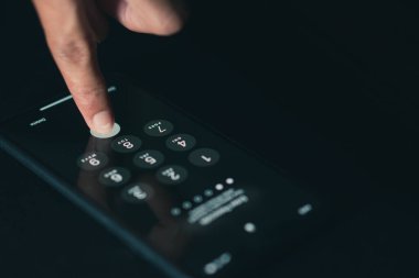 Bir cep telefonunun ekranına giriş için parola - siber güvenlik kavramı