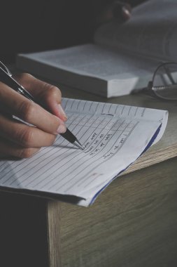 Günlüğüne yazan kızın yakın çekimi.