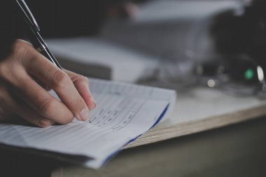 Günlüğüne yazan kızın yakın çekimi.