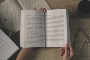 Genç Asyalı kadınlar kitap okuyor.
