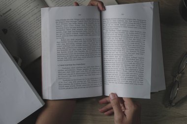 Genç Asyalı kadınlar kitap okuyor.