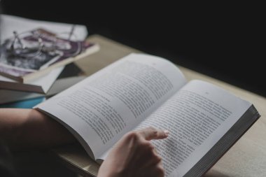 Genç Asyalı kadınlar kitap okuyor.