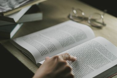 Genç Asyalı kadınlar kitap okuyor.