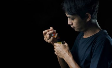 Adam vape ile duman halkası yapma