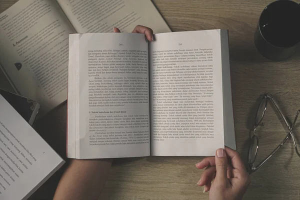 Genç Asyalı kadınlar kitap okuyor.