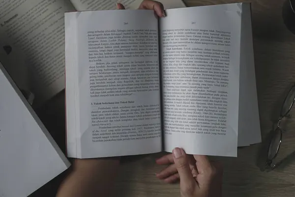 Genç Asyalı kadınlar kitap okuyor.