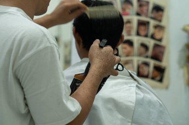 Asyalıların berber dükkanında saç kesimi