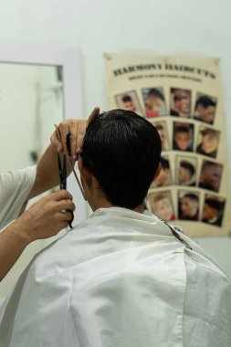 Asyalıların berber dükkanında saç kesimi