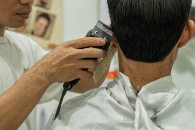 Asyalıların berber dükkanında saç kesimi