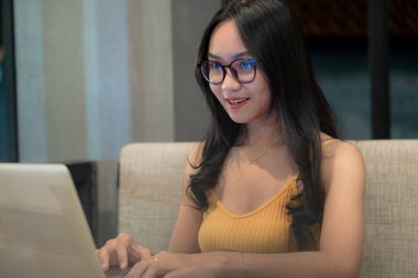 Ofisinde dizüstü bilgisayarda çalışan kendine güvenen iş kadını, kafede dizüstü bilgisayar kullanan genç güzel öğrenci kız, evden çalışma, serbest çalışma, uzaktan eğitim konsepti.