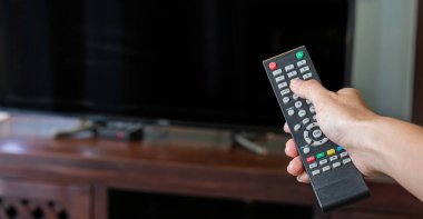 Metin için televizyonun uzak boşluğunu tutmak