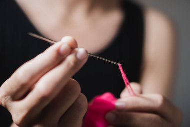 Kadın parmakları bir iğne threading