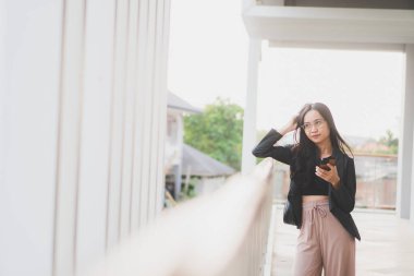 Açık havada tablet kullanan Asyalı İş kadını