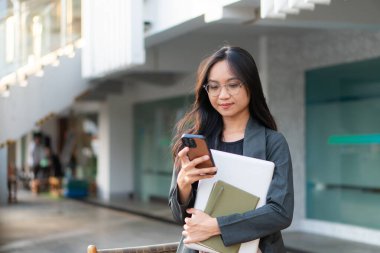Bayan üniversite öğrencisi kampüste