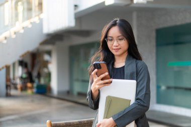 Bayan üniversite öğrencisi kampüste
