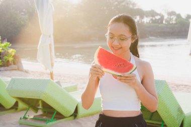 Karpuz ile gülümseyen güzel kadın portre