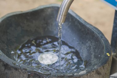 taş lavabo ile su musluğu