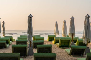 Şemsiyeli ve şezlonglu halk plajı.