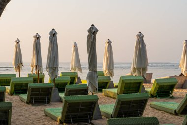 Şemsiyeli ve şezlonglu halk plajı.
