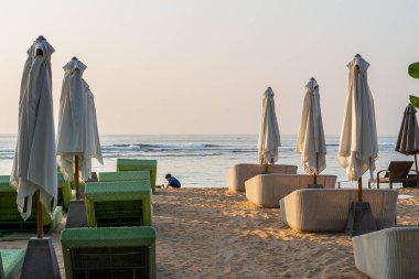 Şemsiyeli ve şezlonglu halk plajı.