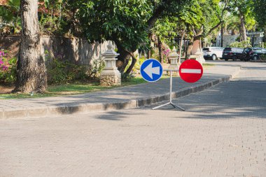 Trafik konileri ve ok işaretli yol işaretleri