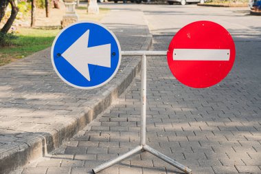Trafik konileri ve ok işaretli yol işaretleri